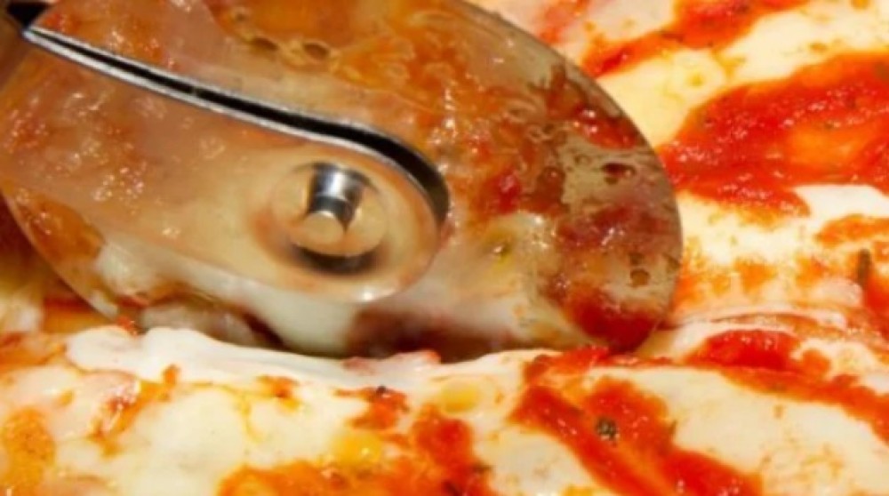 Pizza fără frământare. Este gata în 5 minute și extrem de delicioasă. Toata familia te va lăuda